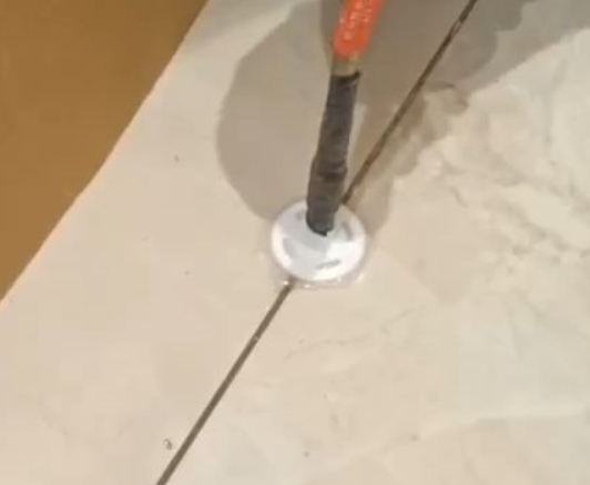 上海市瓷砖空鼓维修公司专业解答瓷砖在铺贴过程中，如果没有涂抹均匀到位的粘结材料（如水泥砂浆或瓷砖胶），可能会导致以下问题