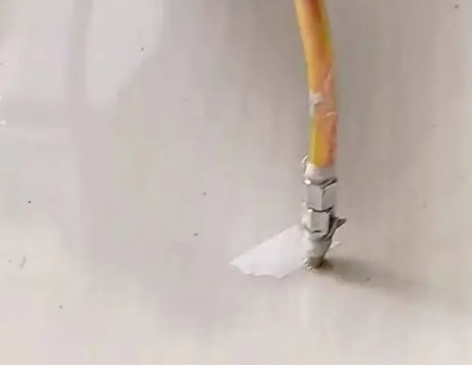 上海市瓷砖空鼓维修公司专业解答在瓷砖铺贴过程中，如果使用的砂料过粗（如全部使用了粗砂），可能会导致以下问题