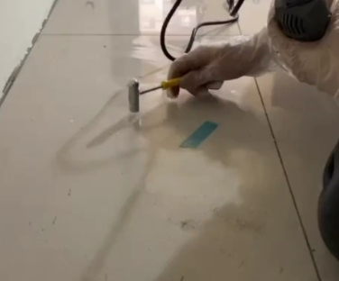 上海市瓷砖开裂维修公司专业分享瓷砖在铺贴前如果没有沥干水分，将会导致以下问题